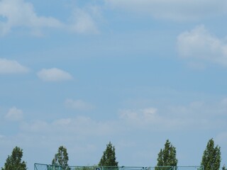 グラウンドと上空の空_1