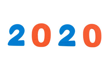 testo data anno 2020 con sagoma di lettere realizzate in legno colorato isolate su sfondo bianco o trasparente