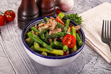 Canned tuna with asparagus salad