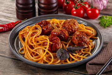 Meatballs with tomato sauce and spaghetti