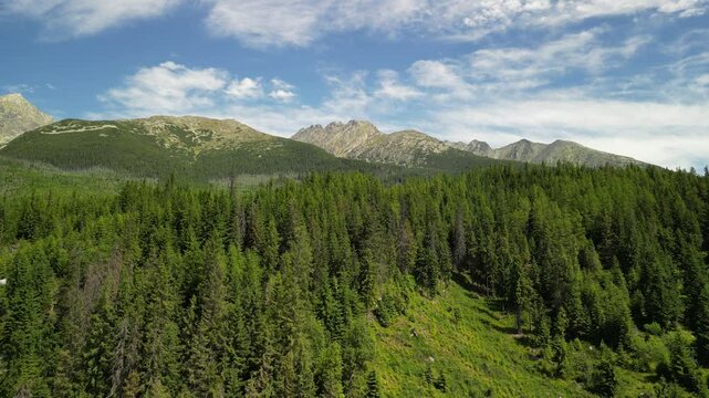 Szczyrbskie Pleso - jezioro i piękne widoki na Tatry Zachodnie nagrane dronem w wysokiej jakości