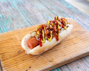 Perrito caliente Hotdog con kepchp, mostaza y chucrut