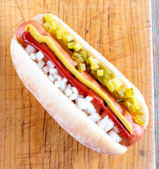 Perrito caliente Hotdog con kepchup, mostaza ,cebolla y pepinillo 