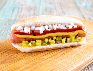 Perrito caliente Hotdog con kepchup, mostaza ,cebolla y pepinillo 