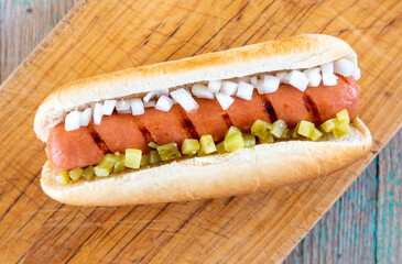 Perrito caliente Hotdog con kepchup, mostaza ,cebolla y pepinillo 