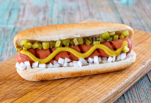 Perrito caliente Hotdog con kepchup, mostaza ,cebolla y pepinillo 