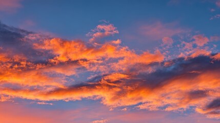 Obraz premium Vibrant Sunset Sky with Colorful Clouds in a Serene Evening Scene.