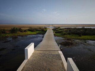 Puente sobre la marisma de la playa de Tarifa, España