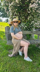 Schwangere Frau in der Natur