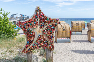 Liebesschlösser auf einem Holzstern in Kellenhusen, Ostsee, Schleswig-Holstein, Deutschland