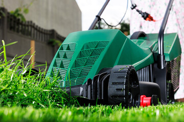 Koszenie trawnika kosiarką © Trip