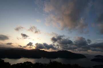 雲の隙間から差し込む光