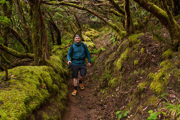 Obraz premium Nature photographer shooting landscapes in laurisilva forest