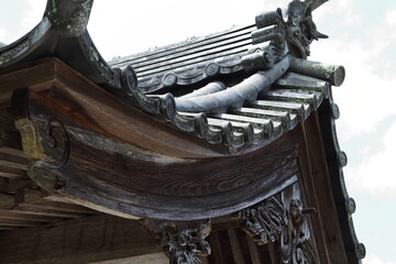 古いお寺の屋根