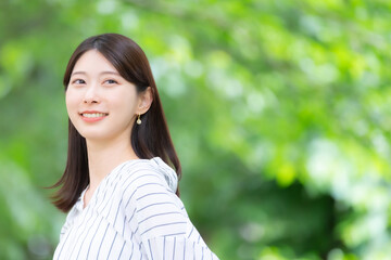 Fototapeta premium 女性 新緑 公園