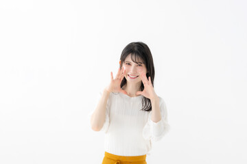 呼びかけをする女性