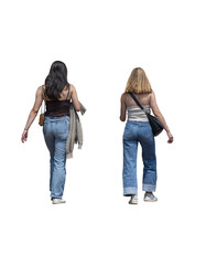 Deux jeunes femmes d’environ 25 ans vues de dos, marchant en été en débardeur et jean, sacs en...