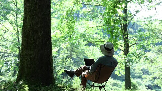 自然の中で働く男性　リモートワーク