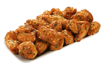 prato com porção de frango frito com alho e ervas isolado em fundo transparente