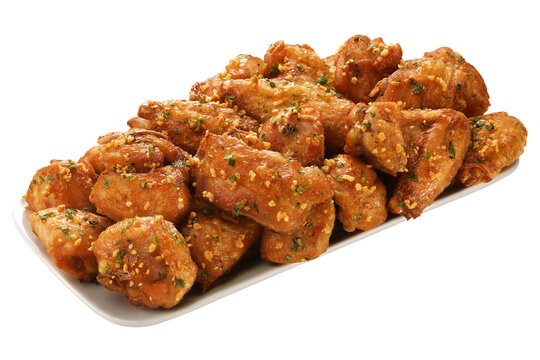 prato com por&ccedil;&atilde;o de frango frito com alho e ervas isolado em fundo transparente