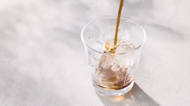 グラスに注いだアイスコーヒー　Iced coffee served in a glass