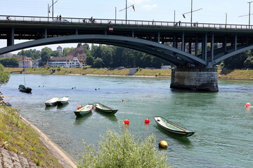 Blick durch die Wettsteinbrücke auf St. Alban in Basel