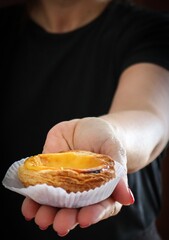 mãos femininas segurando pães e outras comidas