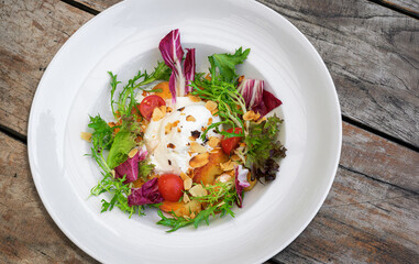 Marinated peaches with burrata, fresh salad bouquet and roasted almonds