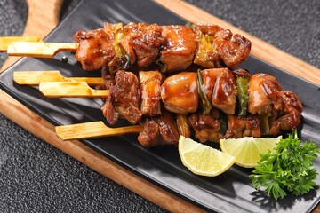 Yakitori is a typical Japanese satay that generally uses chicken. Small pieces of chicken cut into bite-sized pieces, skewered with bamboo skewers.
