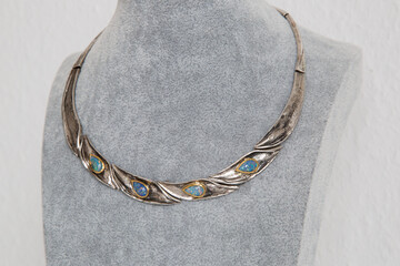 Besonderes Collier, Halskette, Manufaktur, Handarbeit, Edelopal, Farbspiel, Birnenschliff, Cabochonschliff, Eingefasst, Goldfassung, Silber