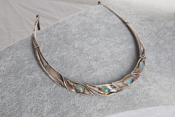 Besonderes Collier, Halskette, Manufaktur, Handarbeit, Edelopal, Farbspiel, Birnenschliff, Cabochonschliff, Eingefasst, Goldfassung, Silber