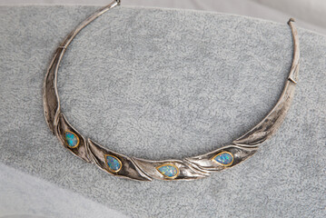 Besonderes Collier, Halskette, Manufaktur, Handarbeit, Edelopal, Farbspiel, Birnenschliff, Cabochonschliff, Eingefasst, Goldfassung, Silber