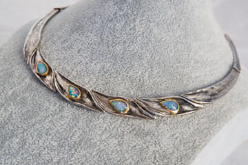 Besonderes Collier, Halskette, Manufaktur, Handarbeit, Edelopal, Farbspiel, Birnenschliff, Cabochonschliff, Eingefasst, Goldfassung, Silber