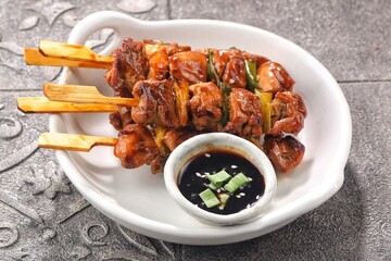 Yakitori is a typical Japanese satay that generally uses chicken. Small pieces of chicken cut into bite-sized pieces, skewered with bamboo skewers.
