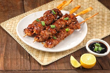 Yakitori is a typical Japanese satay that generally uses chicken. Small pieces of chicken cut into bite-sized pieces, skewered with bamboo skewers.
