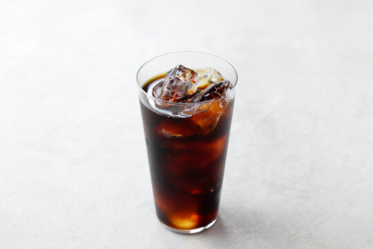 グラスに注いだアイスコーヒー　Iced coffee served in a glass