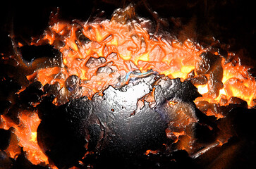 A background imitating the corners of a campfire or hot food made of orange ingredients.