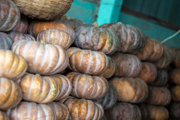 A bunch of Pumpkin. Many have become a pile together and look like the background.
