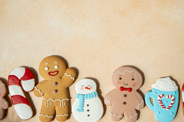 Obraz premium Gingerbread cookies with icing decoration. Christmas food. Gingerbread man baking gift. Top view table. Xmas sweet copy space background.