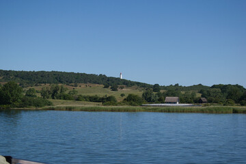 Leuchtturm auf Hiddensee vor blauem Himmel