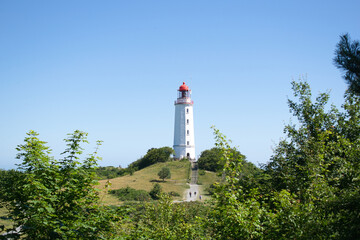 Leuchtturm auf Hiddensee vor blauem Himmel