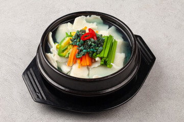  Handmade noodles boiled with tea leaves.