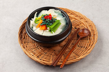  Handmade noodles boiled with tea leaves.