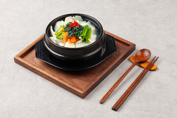  Handmade noodles boiled with tea leaves.