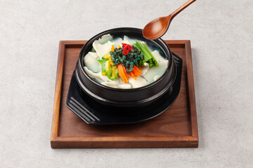  Handmade noodles boiled with tea leaves.
