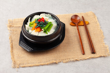  Handmade noodles boiled with tea leaves.