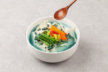  Handmade noodles boiled with tea leaves.