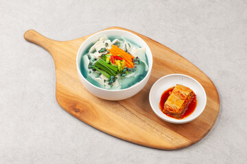  Handmade noodles boiled with tea leaves.