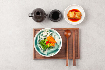  Handmade noodles boiled with tea leaves.