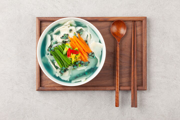  Handmade noodles boiled with tea leaves.